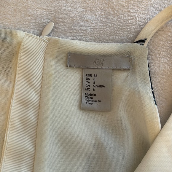 Beautiful white dress with blue flower design - Picture 4 of 6